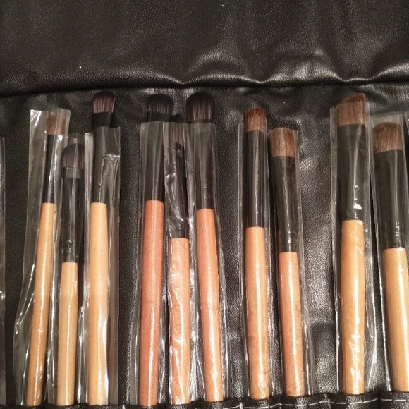 SOLD NEW 30 piece Makeup Brush Set in Carrying travel storage case - Picture 2 of 10